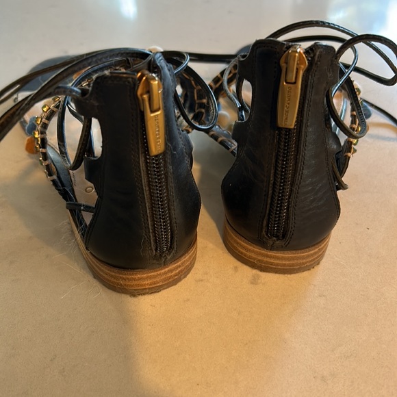 Unique Vince Camuto size 8.5 (38.5) black gladiator style flat sandal - Picture 3 of 5